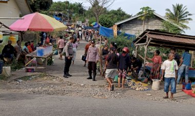 POLRI-UNTUK-MASYARAKAT-:-PERSONIL-POLSUBSEKTOR-NEBE-POLSEK-WAIGETE-POLRES-SIKKA-LAKSANAKAN-PATROLI-DAN-PENGATURAN-LALU-LINTAS-DI--PASAR-NEBE