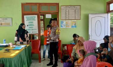 Bhabinkamtibmas-Kelurahan-Wuring-Sikka-Dampingi-Tenaga-Kesehatan-Giat-Posyandu,-Ajak-Warga-Aktif-Pantau-Tumbuh-Kembang-Balita