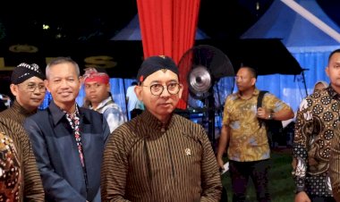 Polri-Untuk-Masyarakat:Menteri-Kebudayaan-Apresiasi-Polri-Atas-Konsistensi-Lestarikan-Pagelaran-Wayang-Kulit