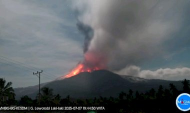 Gunung-Lewotobi-Laki-laki-Meletus-Hebat,-Kolom-Abu-Capai-13.000-Meter-–-Status-Tetap-Level-IV-(Awas)