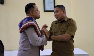Bupati-Sikka-Beri-Penghargaan-kepada-Kapolres-Lama,-Tanda-Persahabatan-dan-Apresiasi-atas-Dedikasi