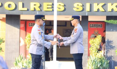 AKBP-Bambang-Supeno,-S.I.K.-Resmi-Jabat-Kapolres-Sikka:-Tradisi-Pedang-Pora-Iringi-Perpisahan-AKBP-Moh.-Mukhson,-S.H.,-S.I.K.,-M.H.