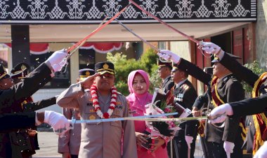 “Terima-Kasih,-Komandan!-Polres-Sikka-Lepas-AKBP-Moh-Mukhson-dengan-Penuh-Hormat”