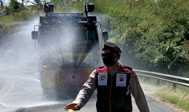 Aksi-Kemanusiaan-Polres-Sikka:-Siram-Abu-Vulkanik-dan-Bagi-Masker-di-Wilayah-Terdampak-Erupsi