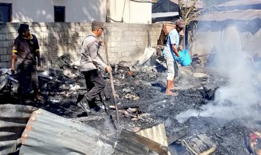 Aksi-Cepat-Polsek-Waigete-Polres-Sikka-Bantu-Padamkan-Api,-Kebakaran-Hanguskan-7-Rumah-di-Talibura