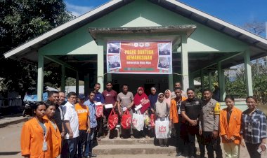 Polri-Untuk-Masyarakat-:Penyerahan-Bantuan-Sembako,-Pakaian-Dan-Terpal-Untuk-Warga-Korban-Kebakaran-Rumah