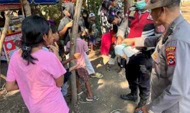 POLRI-UNTUK-MASYARAKAT-:-SEBAGAI-WUJUD-PEDULI,KABAGOPS-POLRES-SIKKA-BAGI-MASKER-KEPADA-PENONTON-KEJUARAAN-GRASSTRACK-DAN-MOTOCROSS-SIKKA-RACING-TEAM-CUP-2025