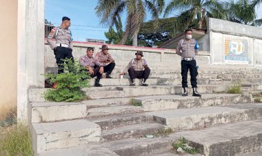 Solid!-Personel-Gabungan-Polres-Sikka-Kawal-Ketat-Turnamen-Sepak-Bola-Bupati-Sikka-2025