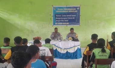 “Bangun-Karakter-Pelajar,-Kapospam-Talibura-Polres-Sikka-Hadir-di-Tengah-MPLS-SMA-N-1-Waiblama”