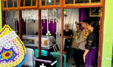 Polri-Untuk-Masyarakat-:-Kapolres-Sikka-Melayat-Dan-Berikan-Santunan-Kepada-Keluarga-Personil-Polres-Sikka-Yang-Mengalami-Kedukaan