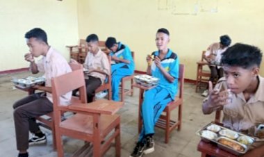 Polri-Untu-Masyarakat-:-Sat-Intelkam-Polres-Sikka-Monitoring-Kegiatan-Penyaluran-Program-Makan-Bergizi-Gratis-(MBG)-Di-wilayah-Kab.-Sikka