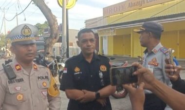 Langkah-Tegas-Dan-Humanis-:-Personil-Humas-Polres-Sikka-Turun-Langsung-Memberikan-Informasi-Dan-Edukasi-Dalam-Operasi-Patuh-Turangga-2025