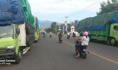 Polri-Untuk-Masyarakat-:-Pemeriksaan-Dan-Penertiban-Kendaraan-Ekspedisi-Oleh-Polres-Sikka