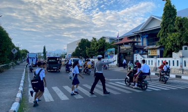 Polri-Untuk-Masyarakat-:-Sat-Lantas-Polres-Sikka-Laksanakan-Kegiatan-Pengaturan-Lalu-Lintas-(Strong-Point)