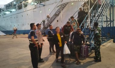 Polri-Untuk-Masyarakat-:-Personil-KPPP-Laut-Polsek-Alok-Polres-Sikka-Laksanakan-Pengamanan---Kedatangan-dan-keberangkatan-KM--SIRIMAU