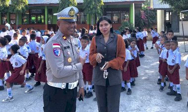 Cegah-Pelanggaran-Sejak-Usia-Dini,-Sat-Lantas-Polres-Sikka-Sosialisasi-ke-Sekolah