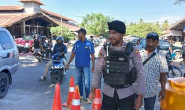 Patroli-Kota-Presisi-Sat-Samapta-Polres-Sikka-Sasar-Lokasi-Padat-Aktivitas,-Warga-Apresiasi-Kehadiran-Polisi