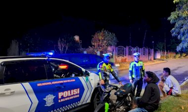 Polri-Untuk-Masyarakat-:-Personil-Satuan-Lalulintas-Polres-Sikka-Laksanakan-Kegiatan-Patroli-Lampu-Biru-di-Wilayah-Hukum-Polres-Sikka