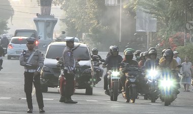 Polri-Untuk-Masyarakat-:-Pengaturan-Lalu-Lintas-(Strong-Point)Pagi-oleh-Satuan-Lalu-Lintas-Polres-Sikka-di-wilayah-hukum-Polres-Sikka.