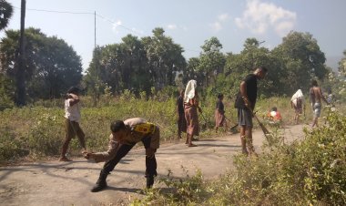 Polri-Untuk-Masyarakat-:-Personil-Polsek-Waigete-Polres-Sikka-Laksanakan-kegiatan-Jumad-Bersih-Bersama-Warga