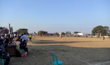 PERSONIL-POLRES-SIKKA-LAKSANAKAN-PENGAMANAN-PERTANDINGAN-SEPAK-BOLA-BUPATI-SIKKA-ANTAR-KECAMATAN-SE--KABUPATEN-SIKKA-DI-LAPANGAN-GELORA-SAMADOR