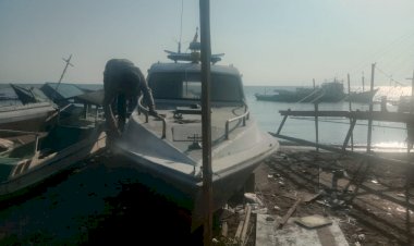 Satuan-Polairud-Polres-Sikka-Laksanakab-Perawatan-kapal-Patroli-KP-BIDADARI-XXII.