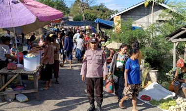 PERSONIL-SUB-SEKTOR-NEBE-POLSEK-WAIGETE-POLRES-SIKKA-LAKSANAKAN-PATROLI-DAN-PENGATURAN-LALU-LINTAS-DI--PASAR-NEBE