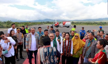 KAPOLRES-SIKKA-HADIRI-PENJEMPUTAN-MENKO-BIDANG-PANGAN-ZULKIFLI-HASAN-DI-BANDARA-FRANS-SEDA-MAUMERE