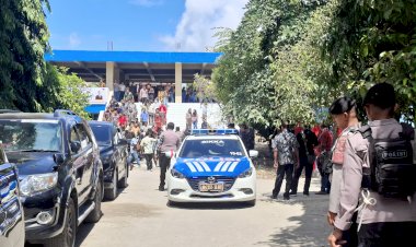 Pengawalan-Ketat-Satlantas-Polres-Sikka-Amankan-Kunjungan-Menko-Pangan-RI-di-Maumere