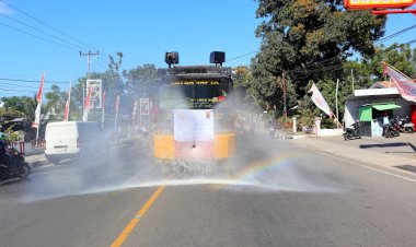 POLRES-SIKKA-PEDULI-:-PERSONIL-POLRES-SIKKA-MEMBERSIHKAN-JALAN-DI-KOTA-MAUMERE-YANG-TERDAMPAK-DEBU-VULKANIK-ERUPSI-GUNUNG-LEOTOBI-LAKI--LAKI
