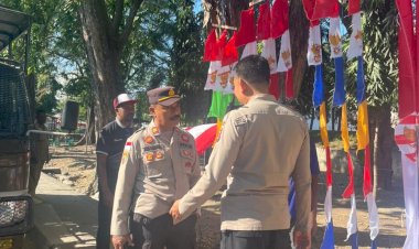 Polres-Sikka-Polda-NTT-Dibantu-Warga-Pasang-Bendera-dan-Umbul-Umbul-Sambut-HUT-Kemerdekaan-RI-Ke-8