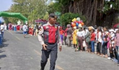Polres-Sikka-dan-Polsek-Jajaran-Amankan-Gerak-Jalan-HUT-RI-ke-80,-Pastikan-Kegiatan-Berlangsung-Aman-dan-Kondusif