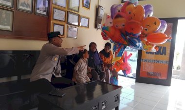 Balon-Harapan:-Sentuhan-Hati-Kapolres-Sikka-Polda-NTT-untuk-Pejuang-Cilik-di--Acara-Karnaval-Kota-Maumere