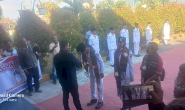 Paskibraka-Nasional-dan-Provinsi-Asal-Sikka-Disambut-Meriah-di-Bandara-Frans-Seda-Maumere