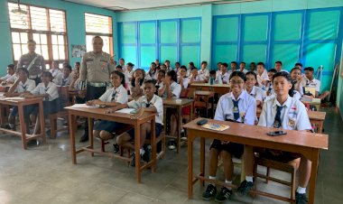 Sat-Lantas-Polres-Sikka-Sosialisasi-Keselamatan-Berkendara-ke-Siswa-SMP-Virgo-Videlis