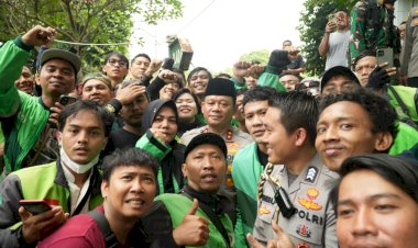 Hadiri-Pemakaman-Affan-Kurniawan-di-TPU-Karet-Bivak,-Kapolda-Metro-Sampaikan-Permohonan-Maaf