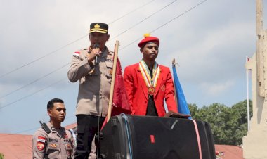 PMKRI-Sikka-Gelar-Aksi-Damai,-Polres-Sikka-Berikan-Pengawalan-Humanis