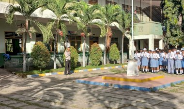 Police-Go-To-School:-Personil-Polres-Sikka-Polda-NTT-Jadi-Inspektur-Upacara-di-Sekolah