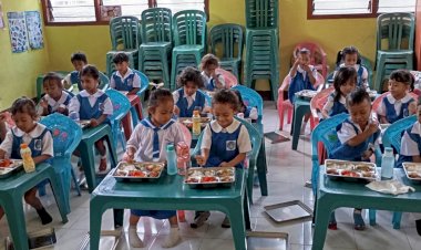 Polsek-Lela-Polres-Sikka-Dampingi-Penyaluran-Makan-Bergizi-Gratis-di-16-Sekolah