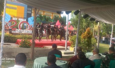 Personil-Brimob-Batalyon-B-pelopor-Satbrimob-polda-NTT-Tampil-Memukau-Dalam-Acara-Opening-Ceremony-Dies-Natalis-Ke-20-Unipa-Maumere