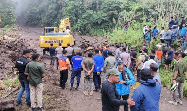 Kapolres-Nagekeo-Polda-NTT-Terjun-Langsung-Tangani-Longsor-Boawae–Mauponggo,-Akses-Jalan-Mulai-Pulih-Secara-Bertahap