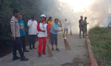 Bhabinkamtibmas-Polsek-Alok-Polres-Sikka-Ajak-Warga-Kerja-Bakti,-Lingkungan-Lebih-Bersih-dan-Rapi