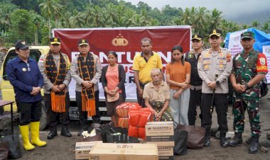 Kapolda-NTT-Kerahkan-Personel-Tambahan-dan-Anjing-Pelacak-untuk-Bantu-Pencarian-Korban-Bencana-di-Mauponggo
