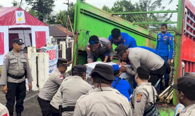 Sinergi-Dua-Polres-Polda-NTT:-Logistik-Aman-Tersalur-ke-Warga-Terdampak-Bencana-di-Nagekeo