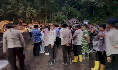 Gubernur-NTT-Dampingi-Polri-Salurkan-Bantuan-Mabes-Polri-di-Kecamatan-Mauponggo