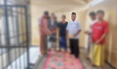 Kasat-Tahti-Polres-Sikka-Polda-NTT-Pimpin-Doa-Bersama-Tahanan:-Wujud-Kepedulian-dan-Pembinaan-Spiritual
