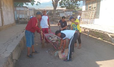 Polsek-Waigete-Polres-Sikka-Polda-NTT-Bersinergi-dengan-KSP-Bahtera-Gelar-Bhakti-Sosial-di-Pasar-Waigete