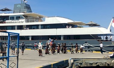 PERSONIL-KPPP-LAUT-POLRES-SIKKA-POLDA-NTT-LAKSANAKAN-PENGAMANAN-KEDATANGAN-KAPAL-ASING-AGUA-BLU--DI-PELABUHAN-LORENS-SAY-MAUMERE