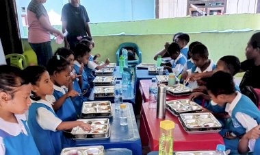 “Program-Bergizi-Gratis-Sentuh-32-Sekolah,-2.379-Anak-di-Sikka-Terjamin-Asupan-Gizi”