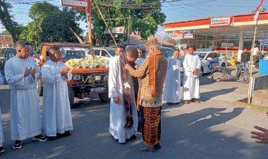 Misa-Perdana-RD-Mathius-Jado-di-Gereja-St.-Thomas-Morus-Berlangsung-Khidmat.